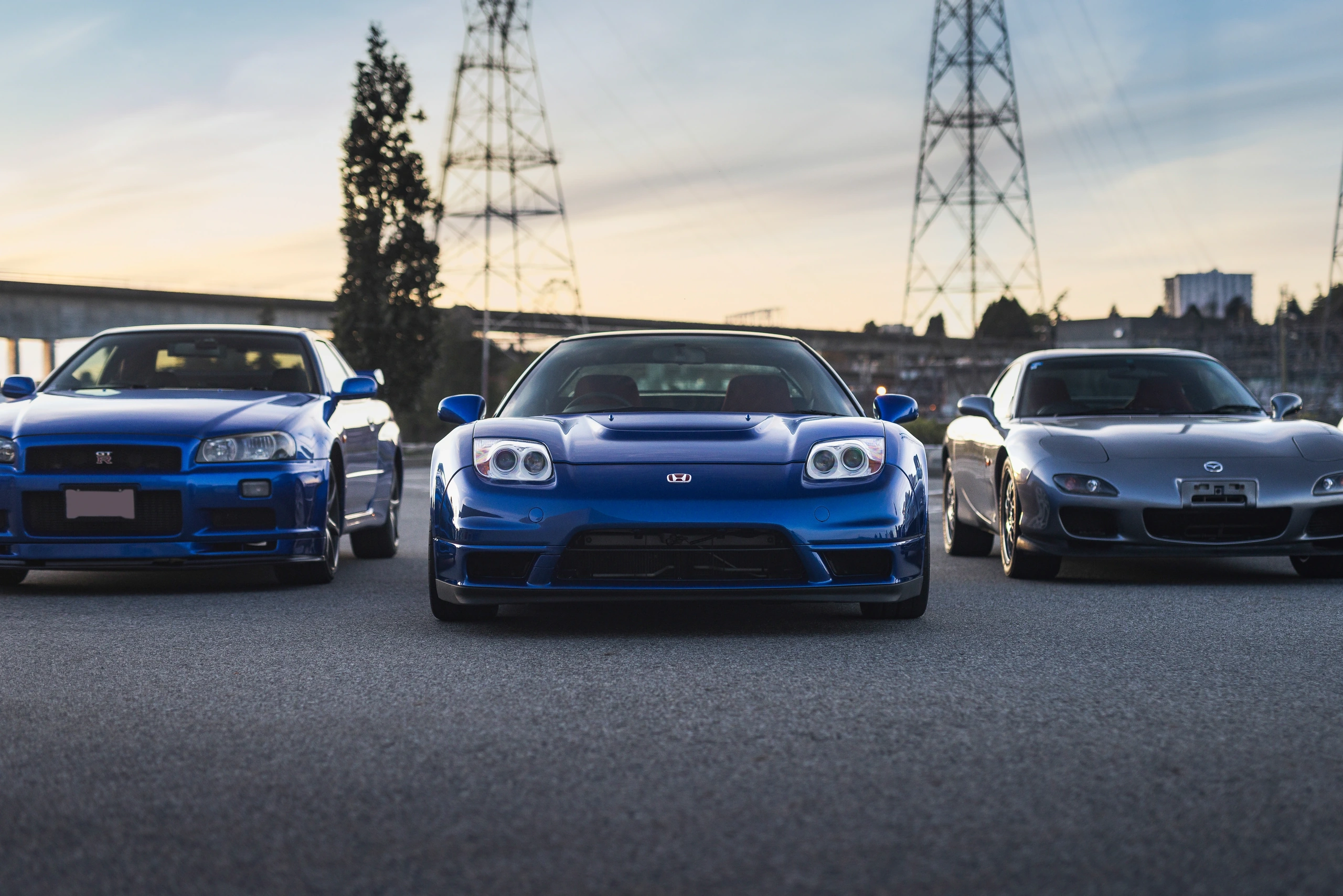 Close frontal view of the blue NSX-R with the Skyline and RX-7 beside it