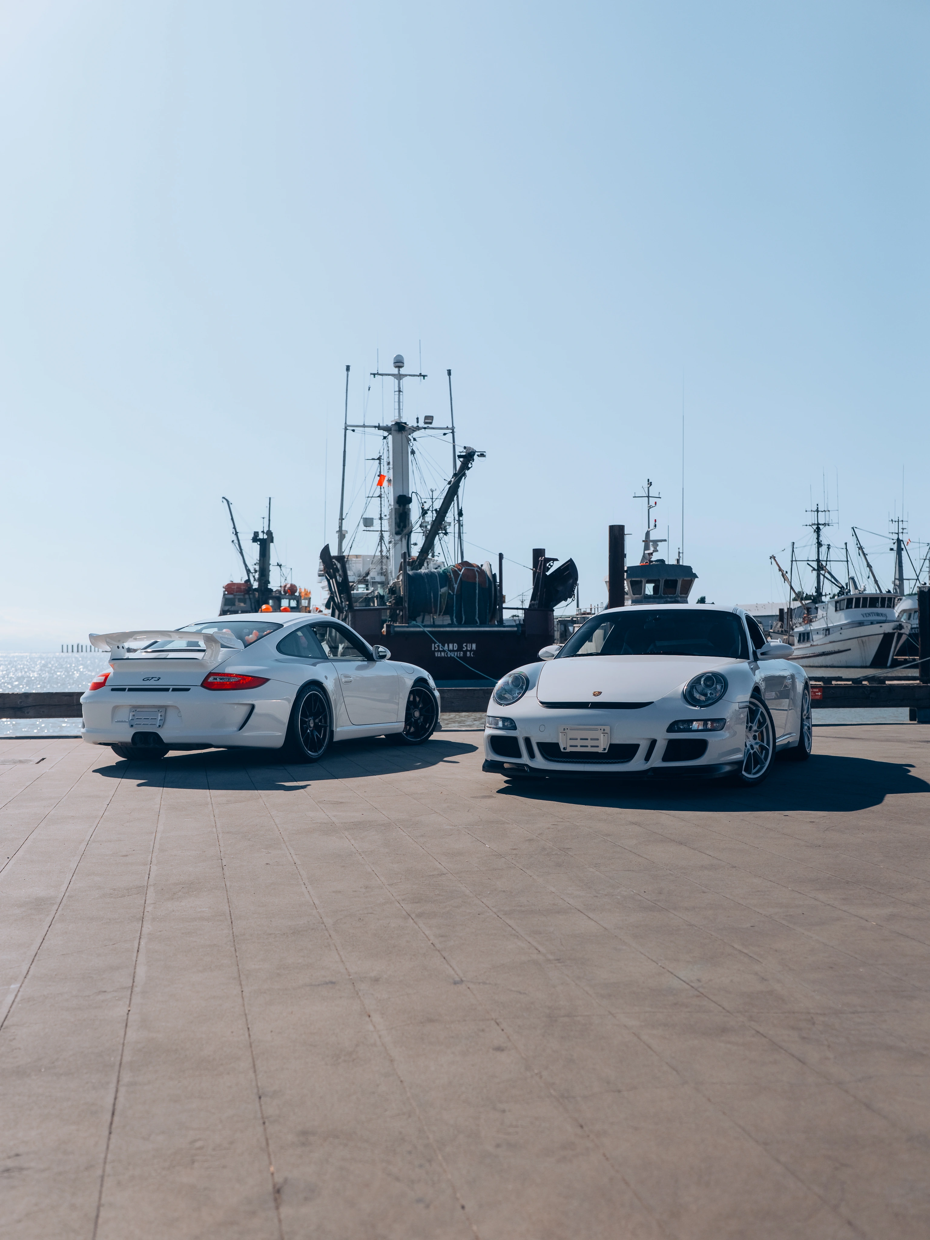 The two Porsche 911 GT3s viewed from the front