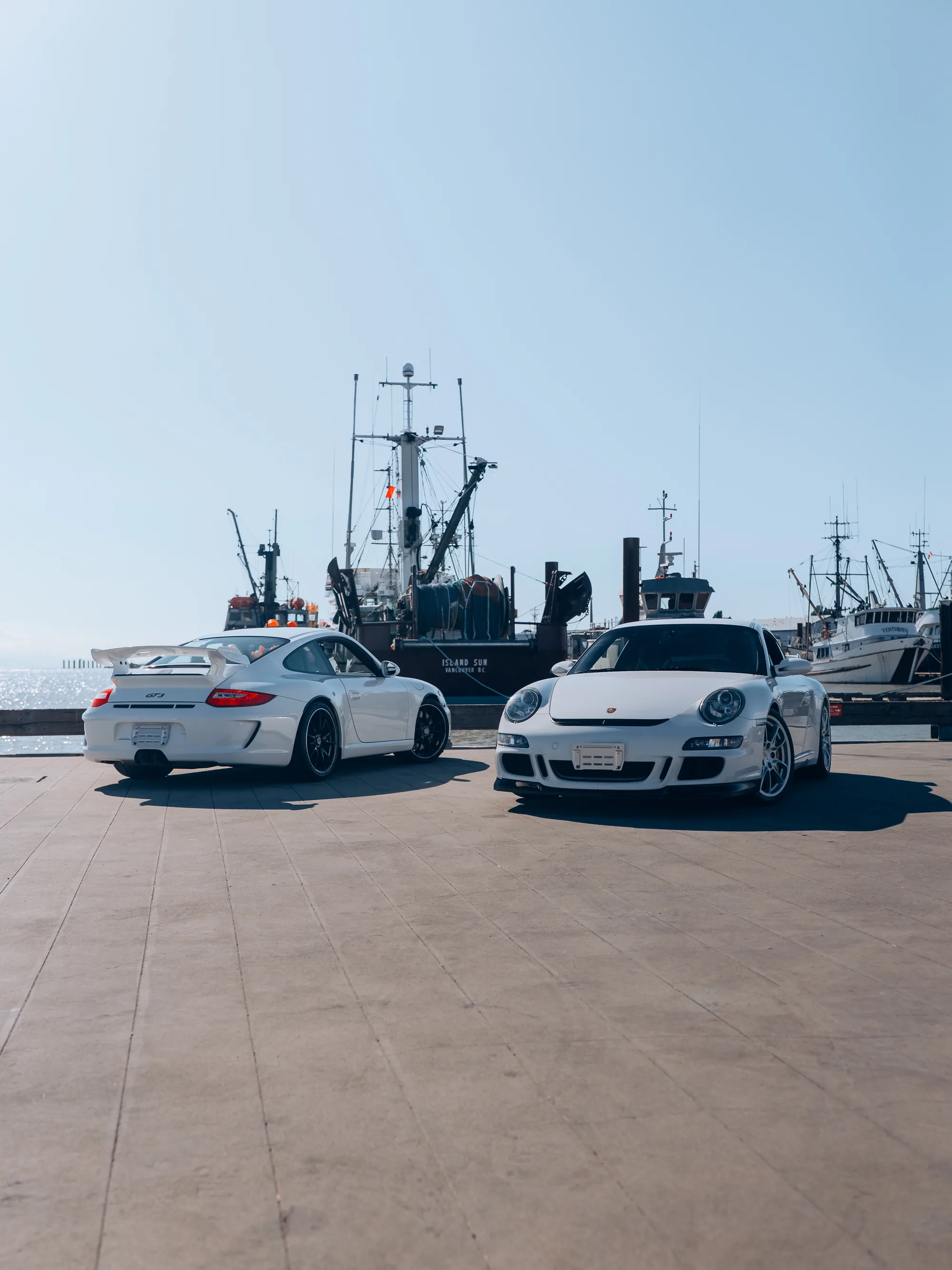 The two Porsche 911 GT3s viewed from the front