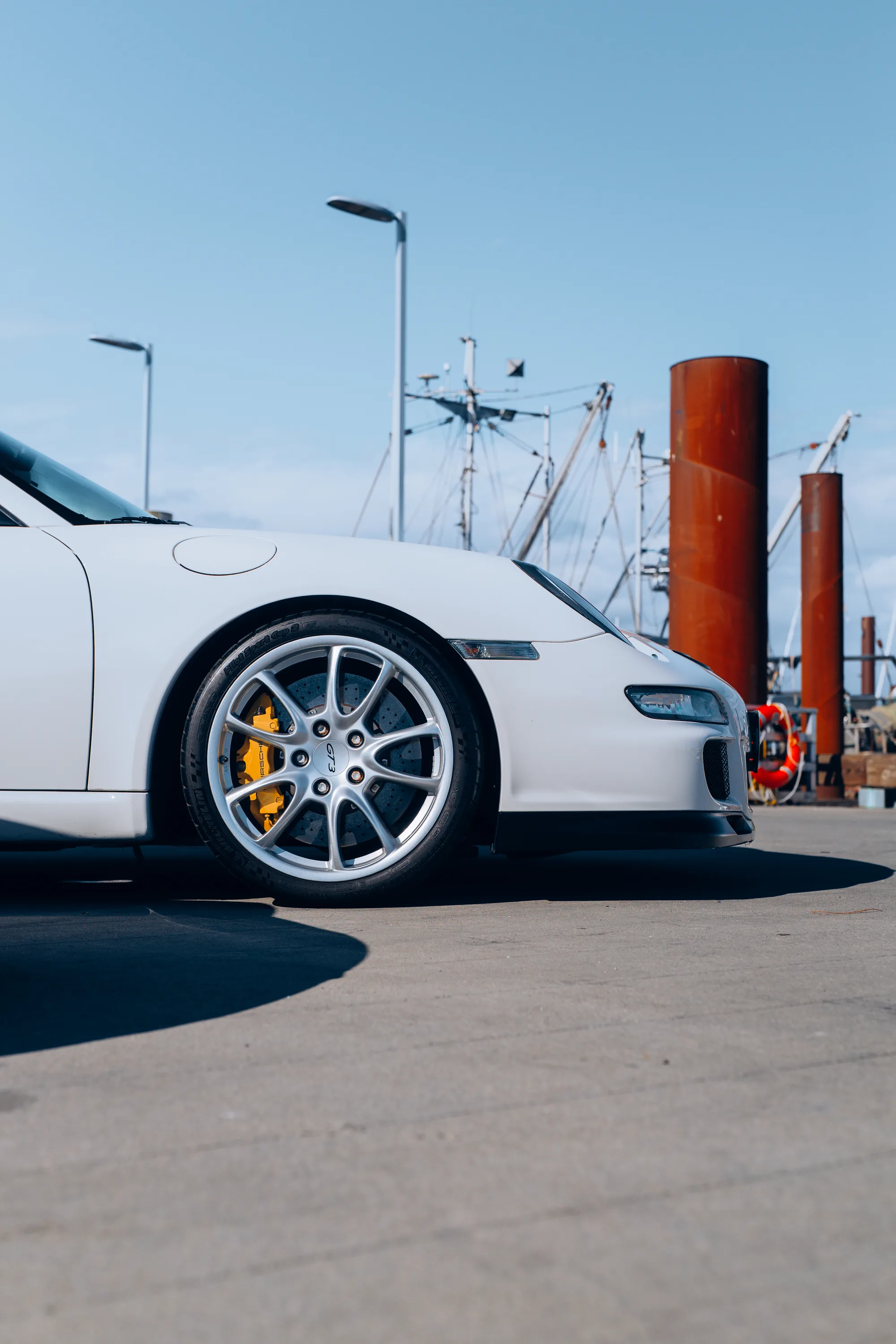Silver wheel and yellow brake caliper on the Porsche 997.1 GT3