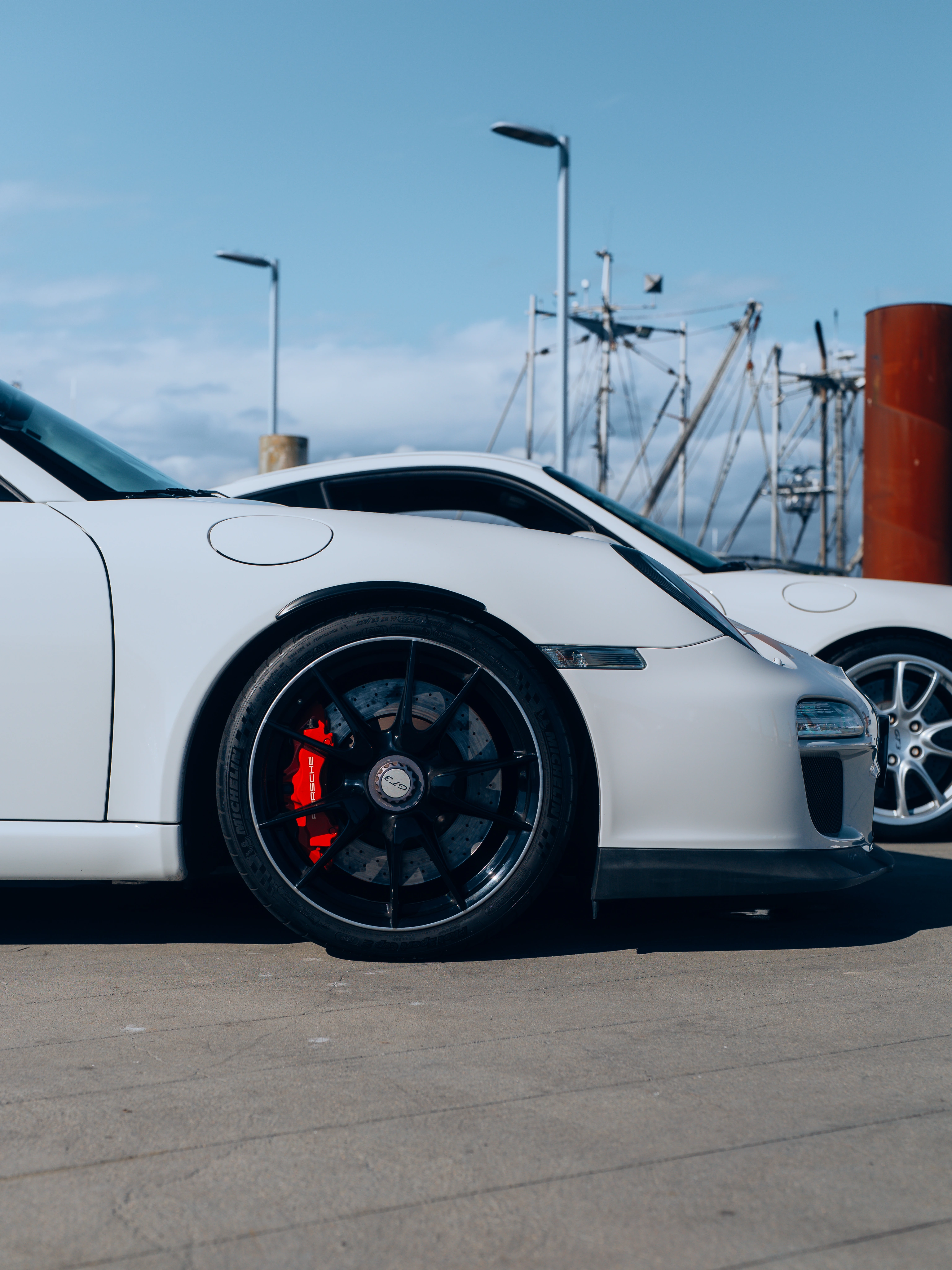 Black wheel and red brake caliper on the Porsche 997.2 GT3