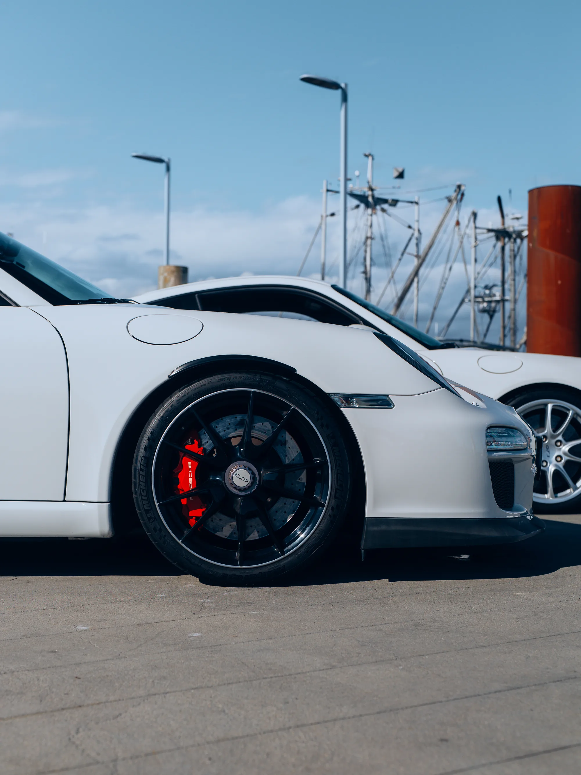 Black wheel and red brake caliper on the Porsche 997.2 GT3