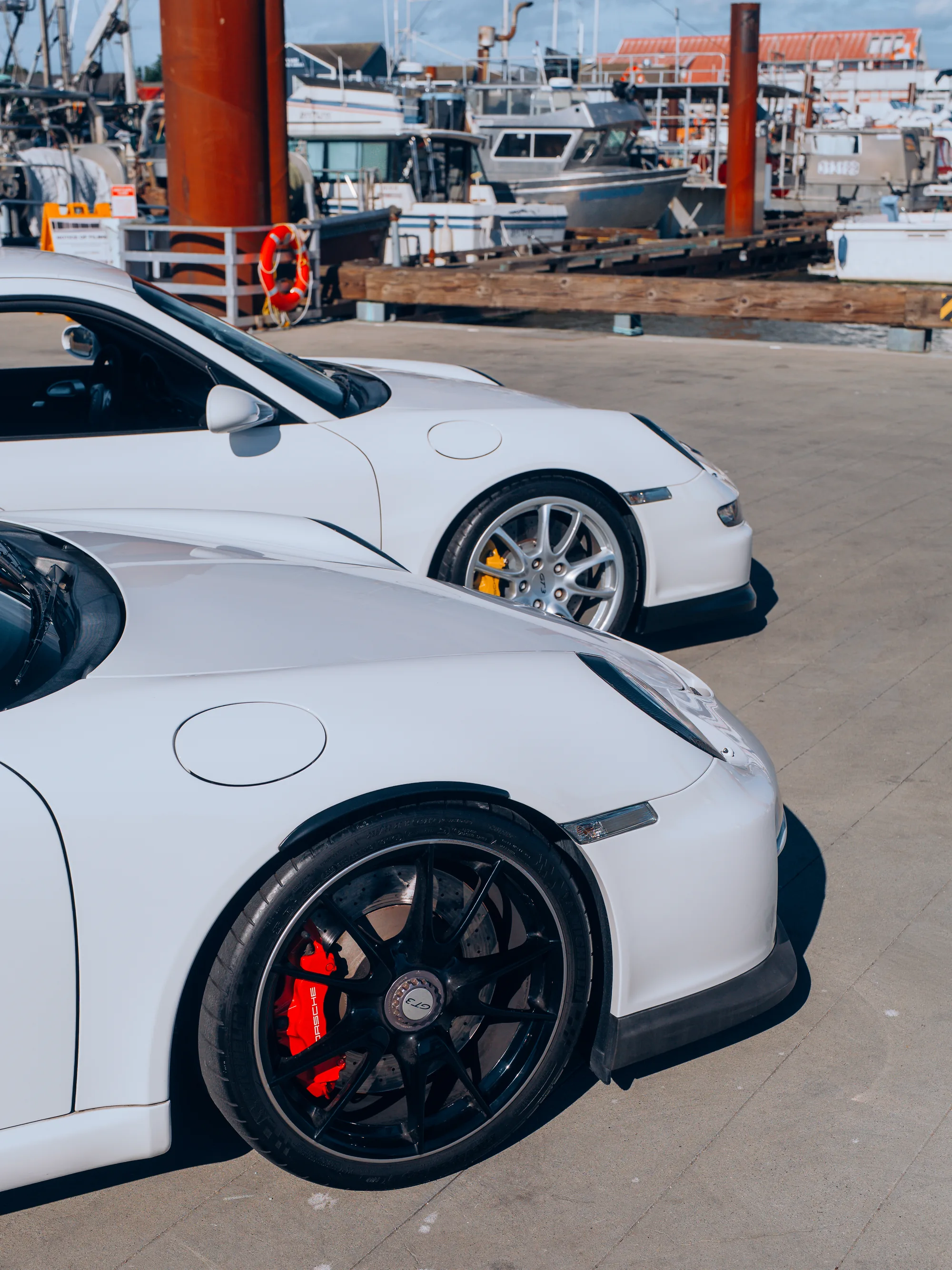 Front details of both Porsche 911 GT3s