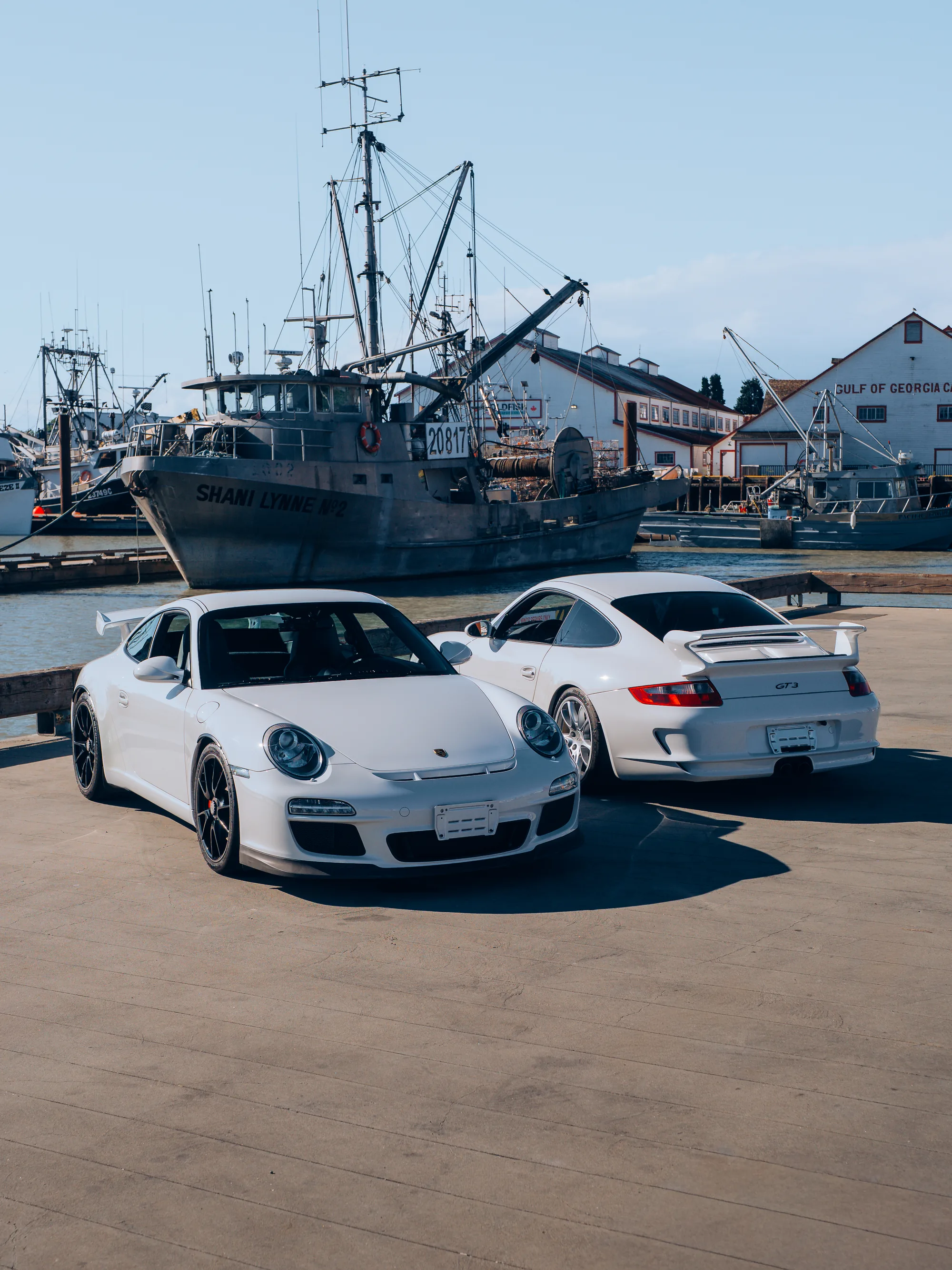 The two Porsche 911 GT3s parked together in Japan