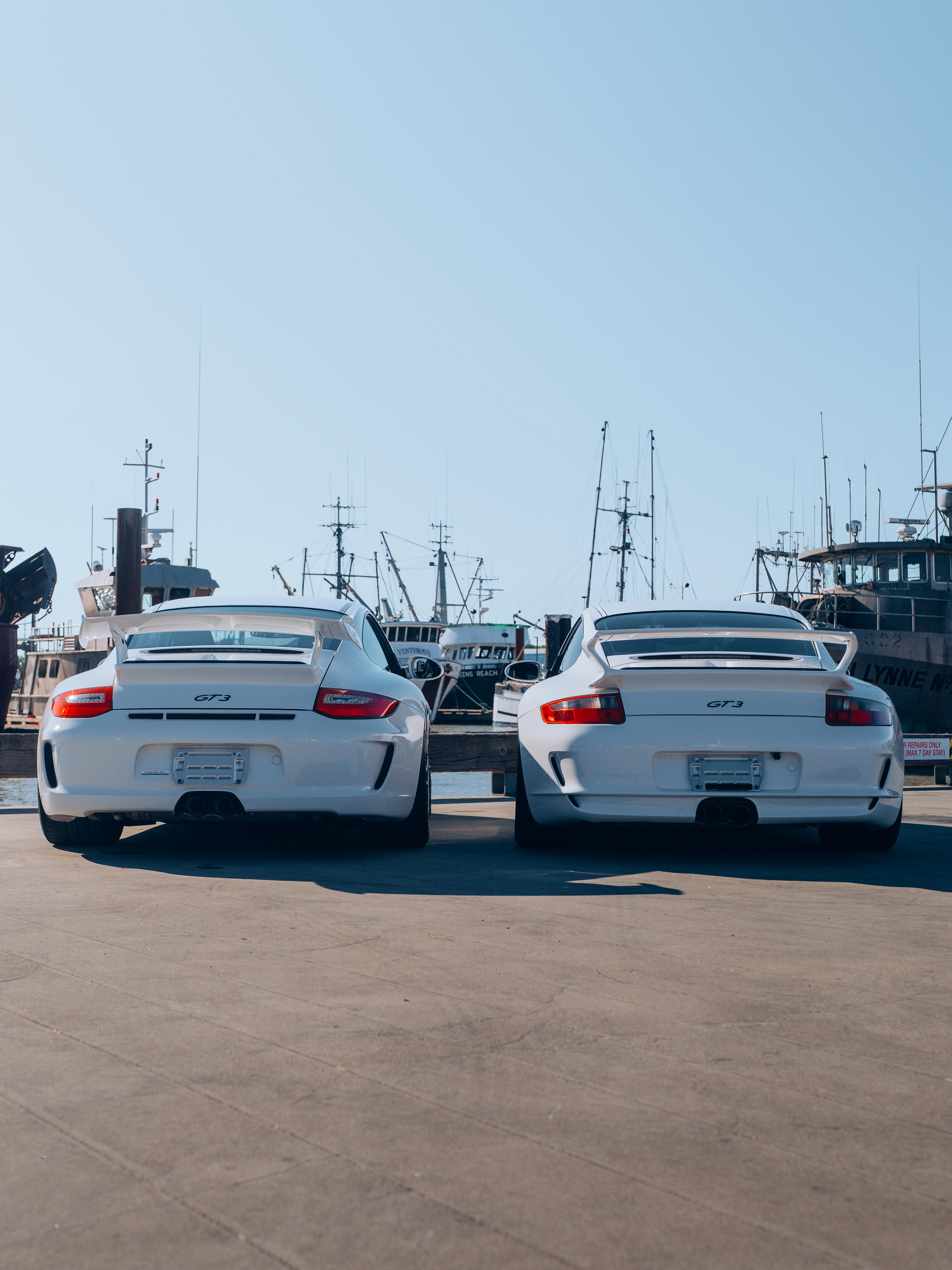 Rear view of both Porsche 911 GT3s