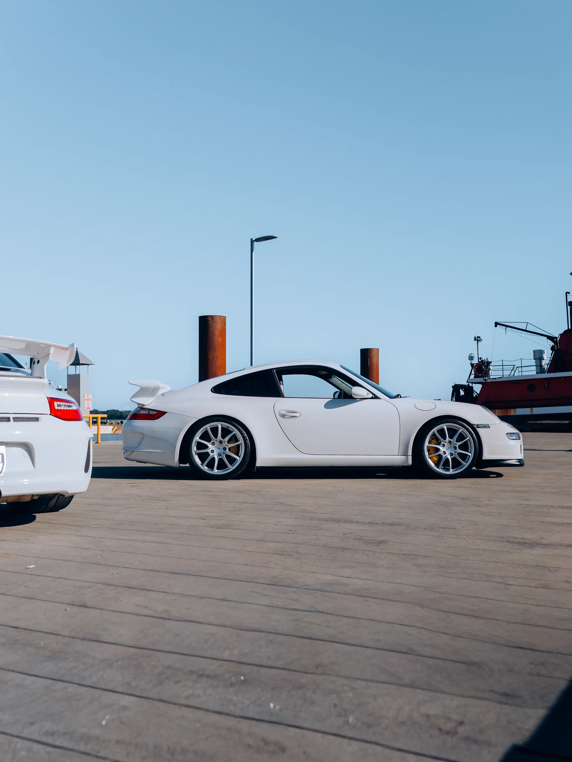 Side view of the two Porsche 911 GT3s together