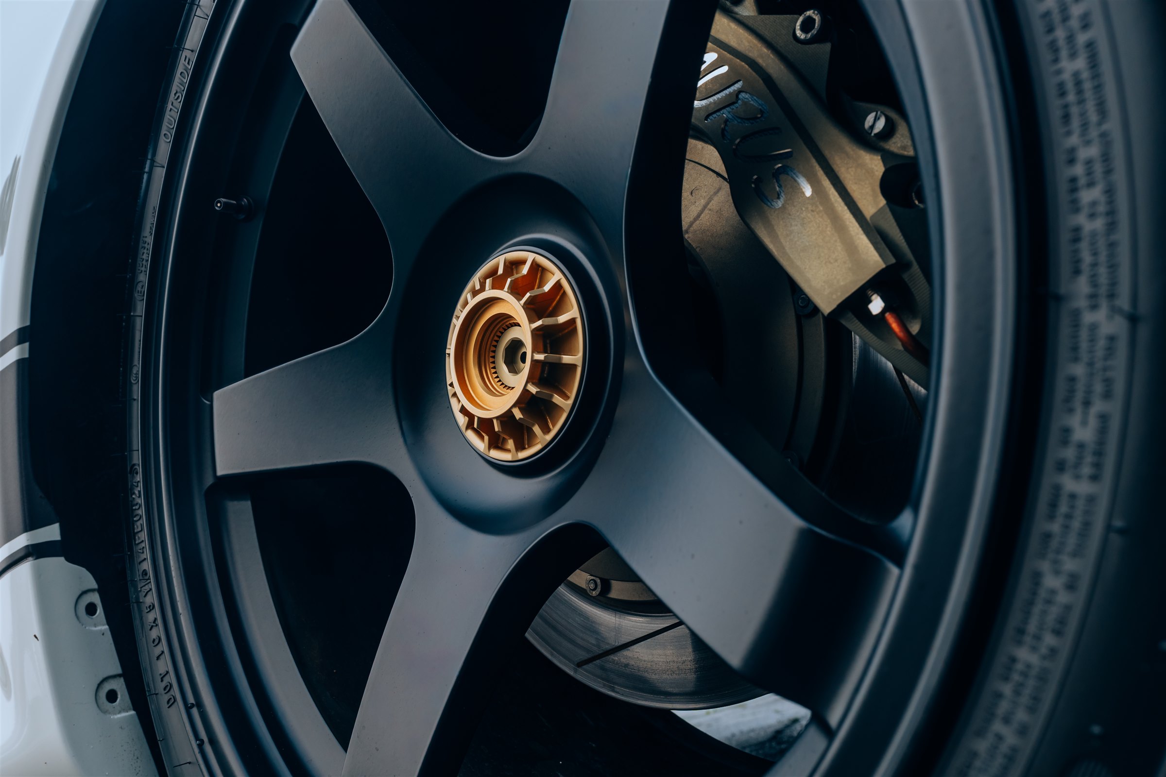 Garage Saurus R34 single-lug wheel conversion
