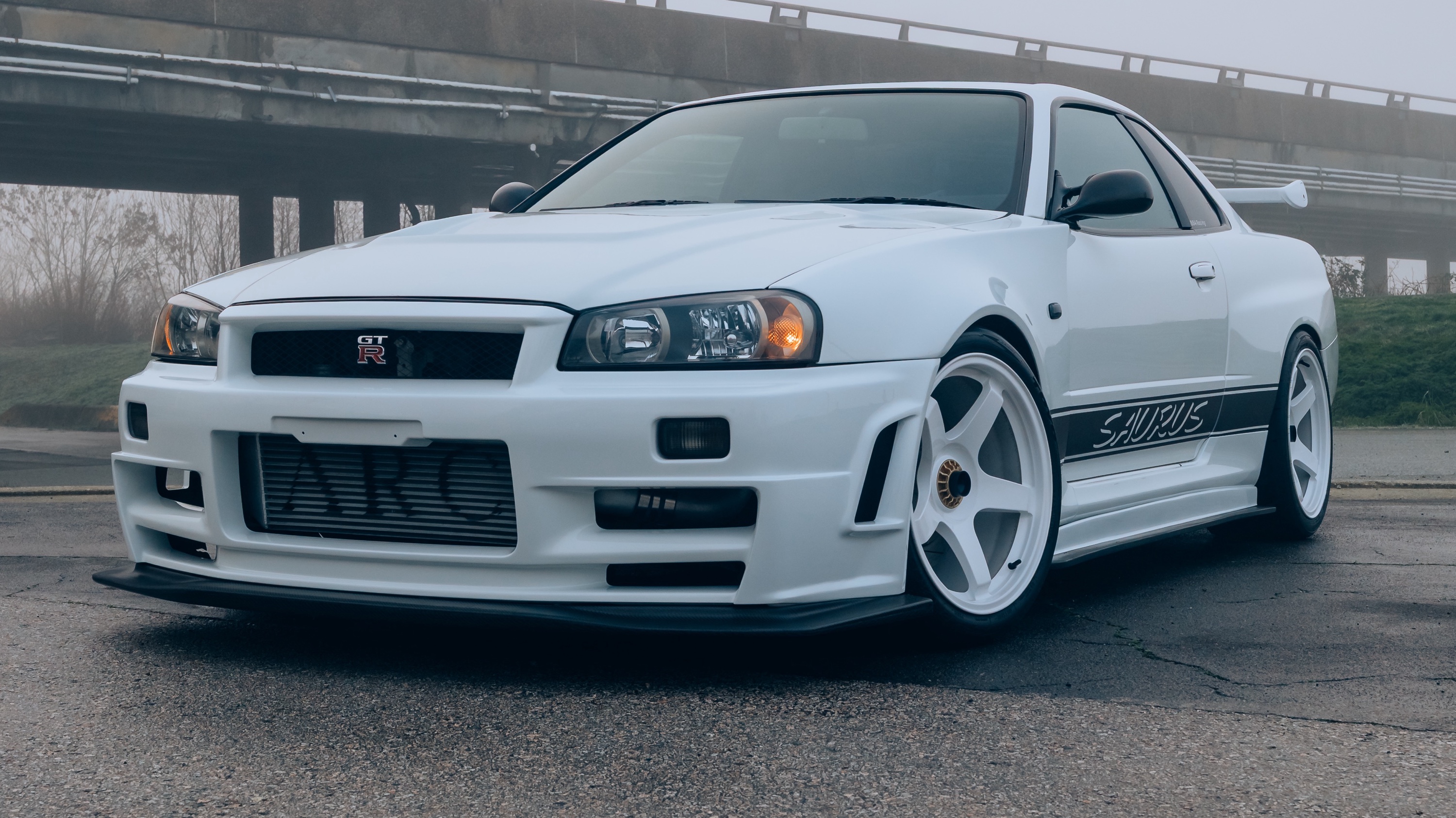 Garage Saurus Nissan Skyline GT-R R34 in a centred front three-quarter road view
