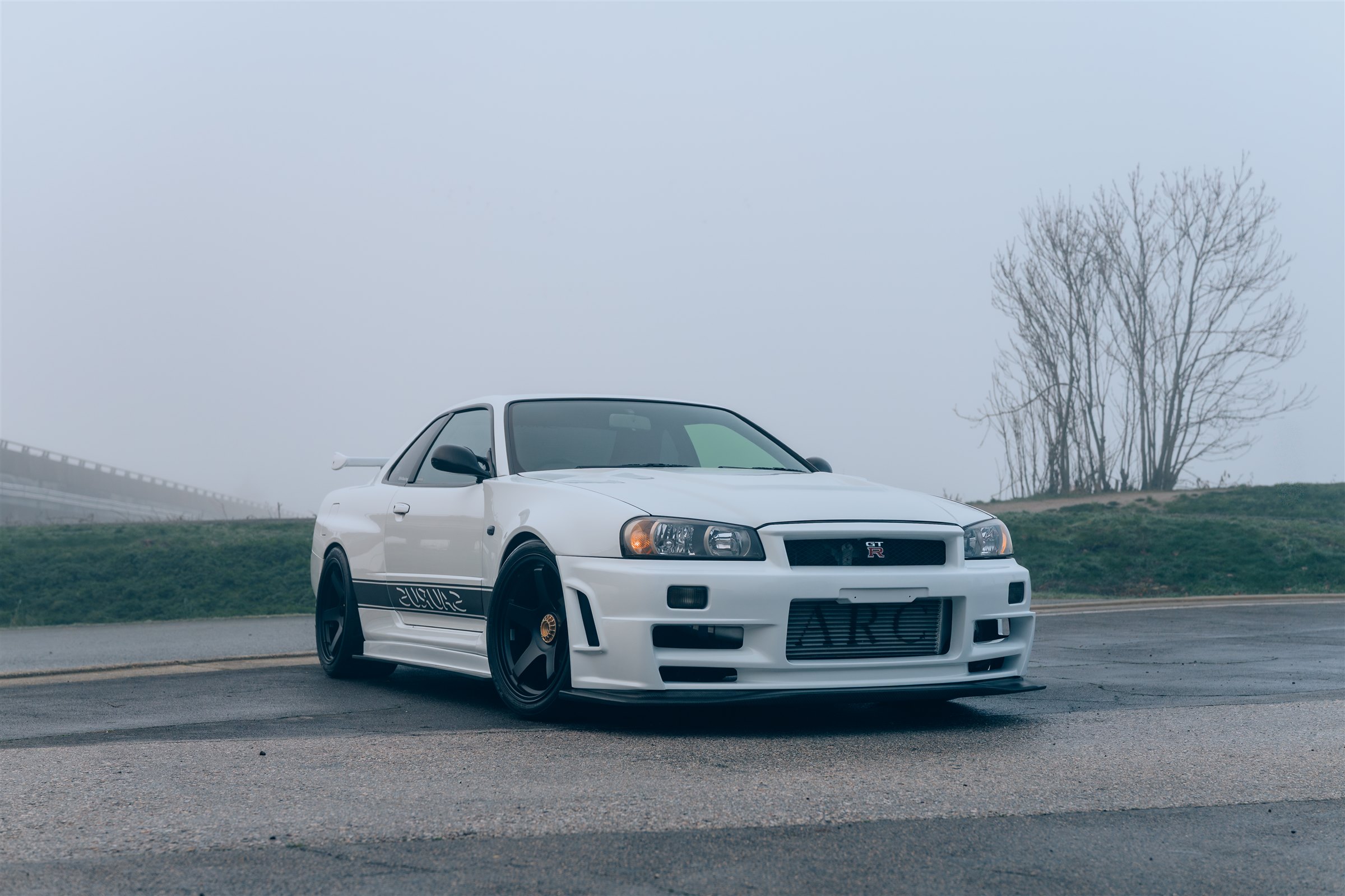 Garage Saurus Nissan Skyline GT-R R34 in a front three-quarter view