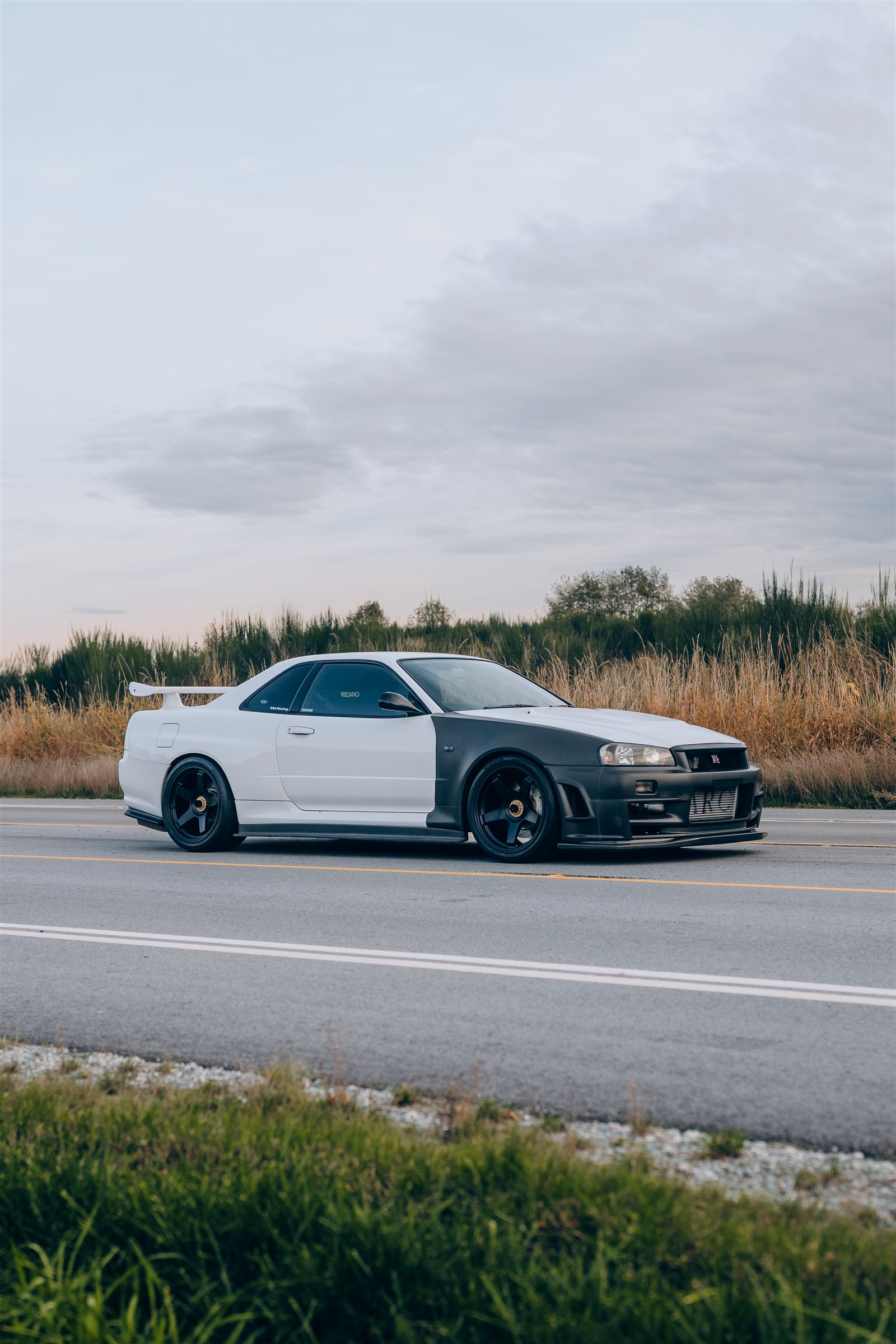Garage Saurus Nissan Skyline GT-R R34 in profile